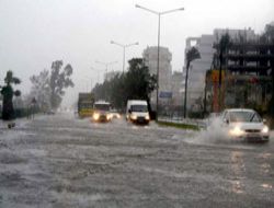 Antalya: Uçaklar geri döndü, otelleri su bastı, hayat felç oldu