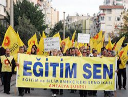 Öğretmenler AKP'yi protesto etti