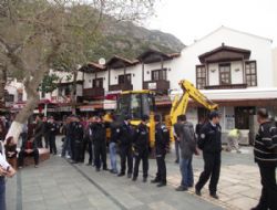 KAŞ'TA AĞAÇ KIYIMI