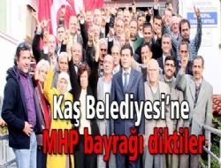 Kaş Belediyesi'ne MHP Bayrağı Diktiler